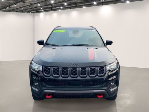 Used 2025 Jeep Compass Trailhawk w/ Trailer Tow Group AWD/4WD image 2