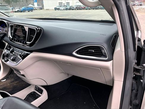 Used 2023 Chrysler Pacifica Touring-L FWD image 13