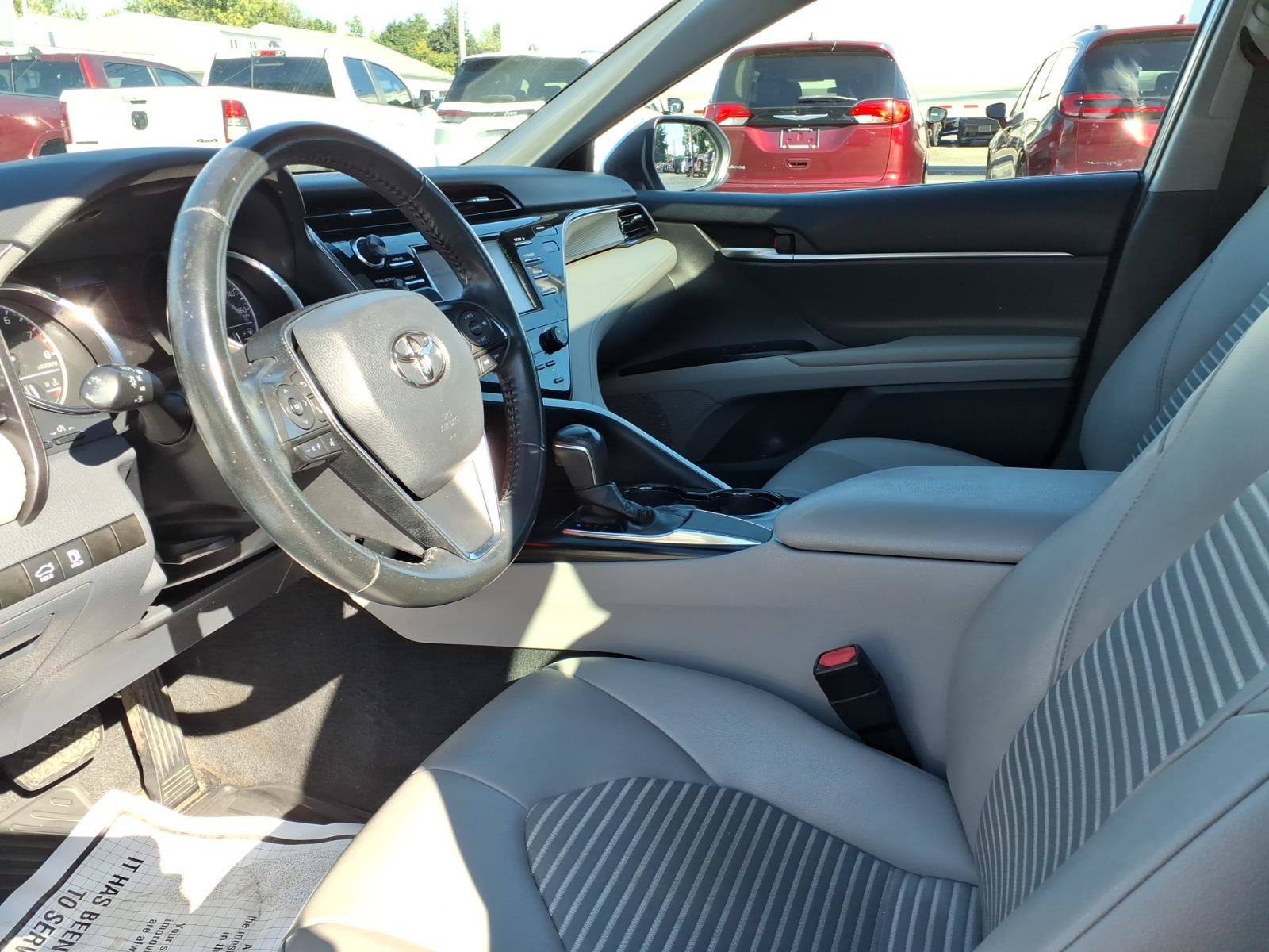 Used 2020 Toyota Camry SE FWD image 14