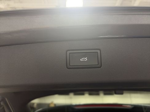 Certified 2025 Volkswagen Tiguan SE image 30