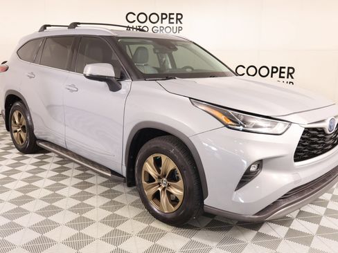 Used 2022 Toyota Highlander Bronze Edition FWD image 1