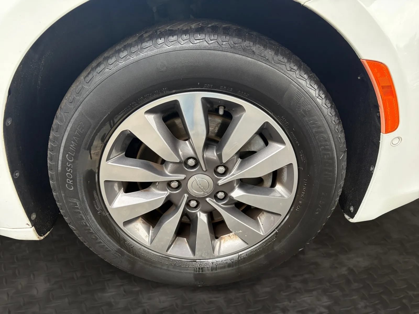 Used 2019 Chrysler Pacifica Touring-L Plus w/ Advanced Safetytec Group FWD image 38