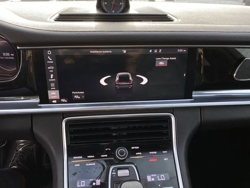 Used 2018 Porsche Panamera 4 image 13