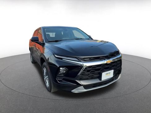 Used 2025 Chevrolet Blazer LT image 3