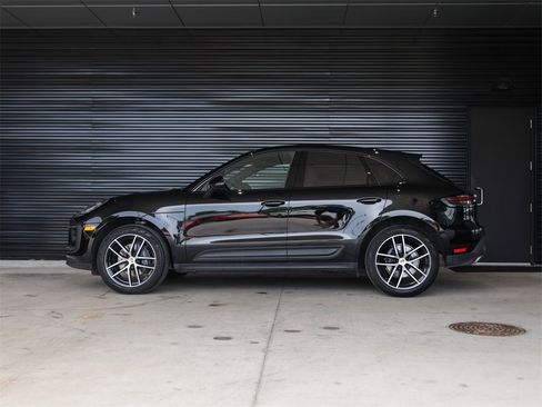 Certified 2025 Porsche Macan image 2