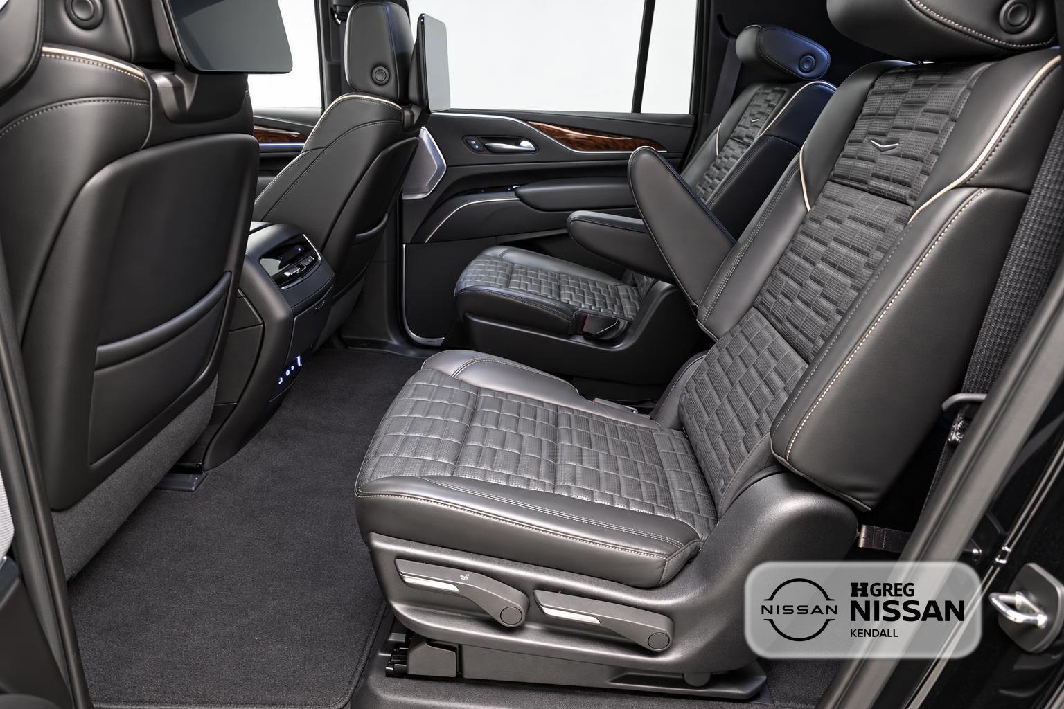 Used 2023 Cadillac Escalade ESV Sport Platinum w/ LPO, ONYX Package AWD/4WD image 13