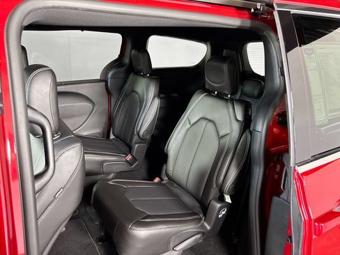 New 2026 Chrysler Pacifica Select AWD/4WD image 18