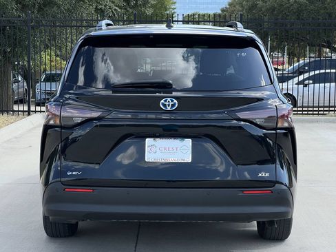Used 2025 Toyota Sienna XLE FWD image 4