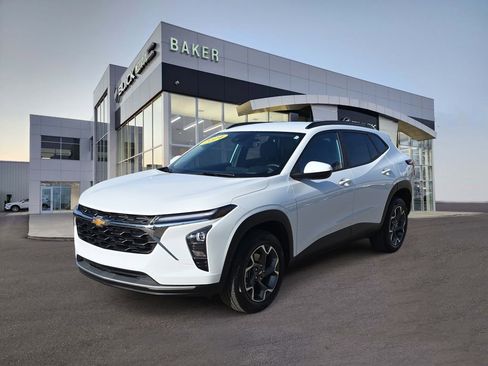 Used 2024 Chevrolet Trax LT FWD image 1