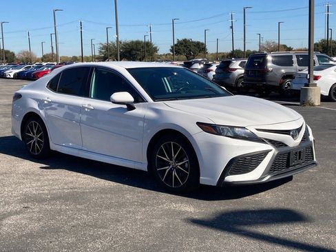 Used 2024 Toyota Camry SE image 3