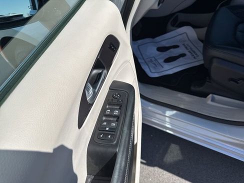 Used 2024 Chrysler Pacifica Touring-L FWD image 15