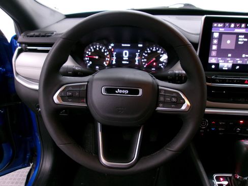 Used 2025 Jeep Compass Limited AWD/4WD image 5