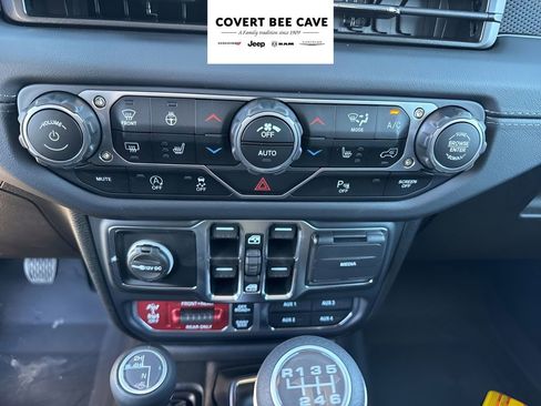 Used 2025 Jeep Wrangler Unlimited Rubicon image 28