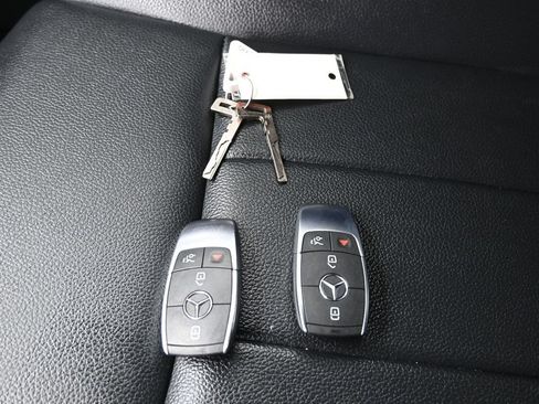 Used 2022 Mercedes-Benz GLB 250 w/ Premium Package Lite image 37