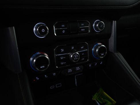 Used 2023 GMC Yukon XL SLT image 22