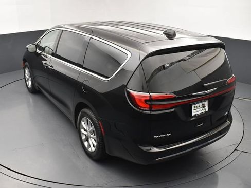 Used 2025 Chrysler Pacifica Select AWD/4WD image 17