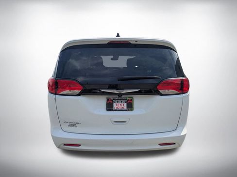 Used 2023 Chrysler Voyager LX FWD image 4