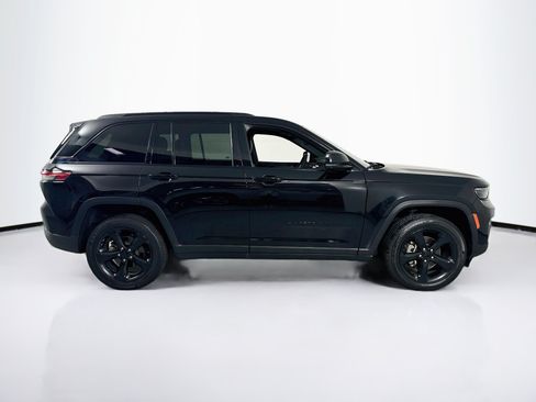 Used 2023 Jeep Grand Cherokee Altitude AWD/4WD image 4