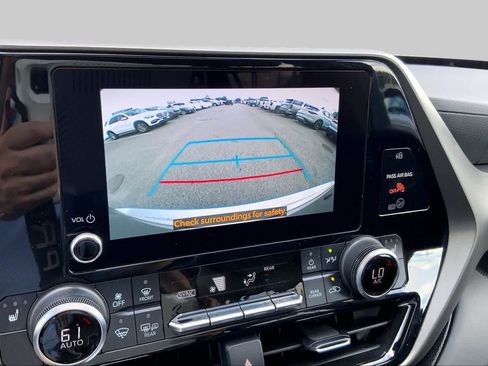 Used 2024 Toyota Highlander XLE AWD/4WD image 27