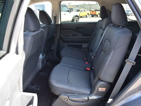 Used 2024 Nissan Pathfinder SV image 10