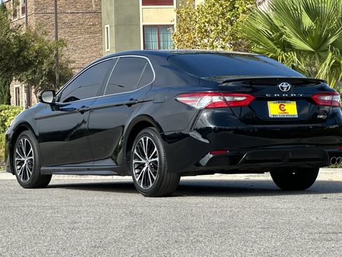 Used 2018 Toyota Camry SE FWD image 5