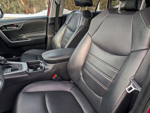 Used 2020 Toyota RAV4 XLE Premium image 18