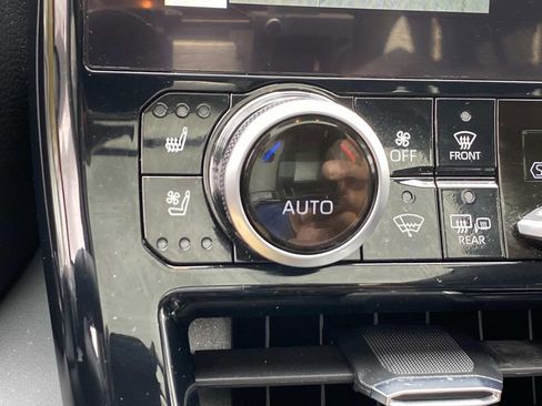 Used 2024 Toyota Highlander Platinum AWD/4WD image 18