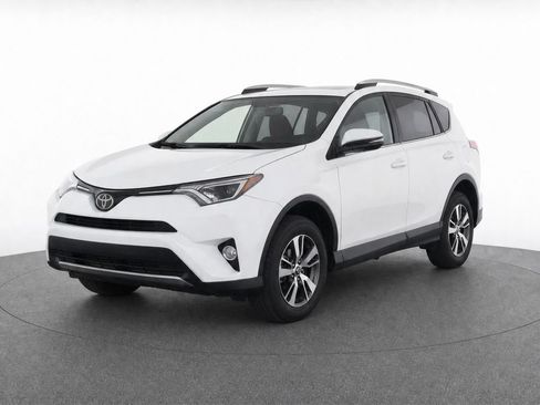 Used 2017 Toyota RAV4 XLE FWD image 2