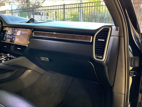 Used 2020 Porsche Cayenne S image 18