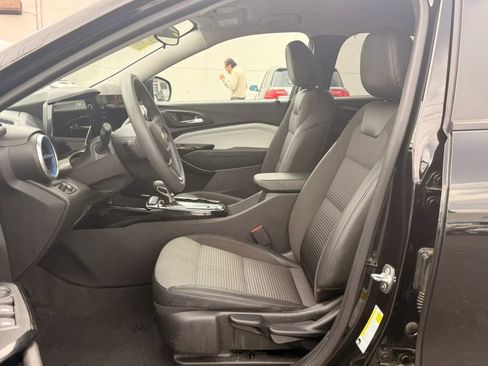 Used 2025 Chevrolet Trax LT FWD image 12