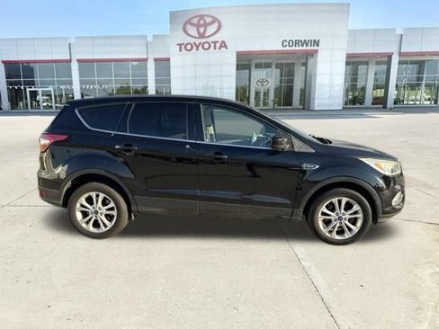 Used 2017 Ford Escape SE FWD image 2