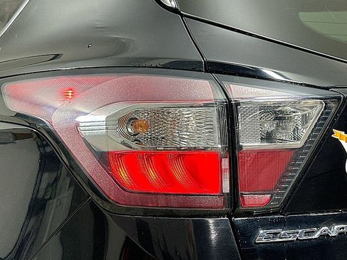 Used 2018 Ford Escape SE w/ SE Sport Appearance Package image 23