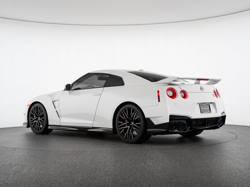 Used 2024 Nissan GT-R Premium w/ Premium Interior Package AWD/4WD image 3