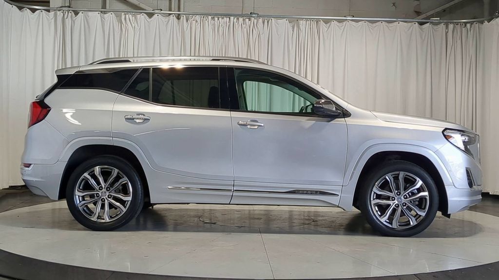 Used 2020 GMC Terrain Denali w/ Denali Premium Package AWD/4WD image 11