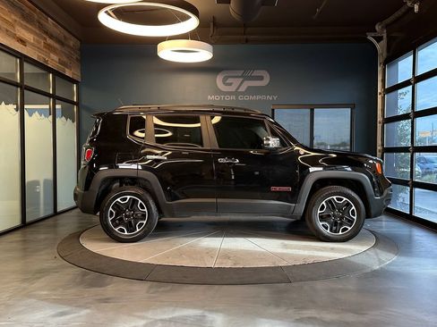 Used 2017 Jeep Renegade Trailhawk w/ Premium Trailhawk Package AWD/4WD image 2