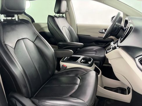 Used 2023 Chrysler Pacifica Touring-L FWD image 30