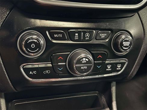 Used 2021 Jeep Cherokee Limited image 32