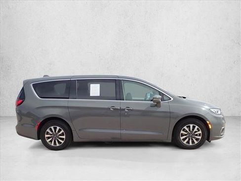 Used 2022 Chrysler Pacifica Touring-L FWD image 5