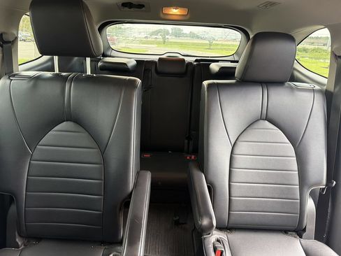Used 2022 Toyota Highlander XLE FWD image 19