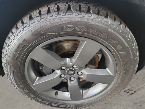 New 2024 Land Rover Defender 110 SE image 12