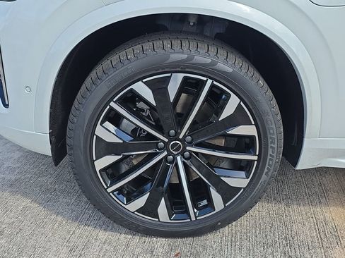 New 2026 Volvo XC90 T8 Plus w/ Protection Package Premier AWD/4WD image 4