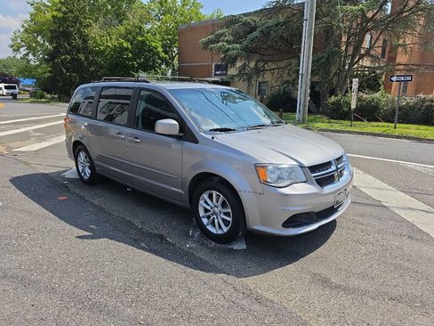 Used 2016 Dodge Grand Caravan SXT FWD image 3