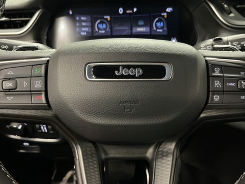Used 2025 Jeep Grand Cherokee Altitude AWD/4WD image 15