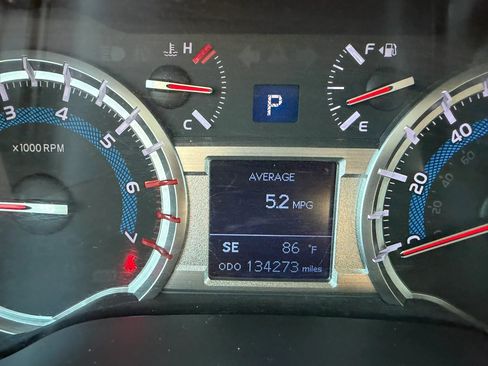 Used 2018 Toyota 4Runner SR5 AWD/4WD image 11