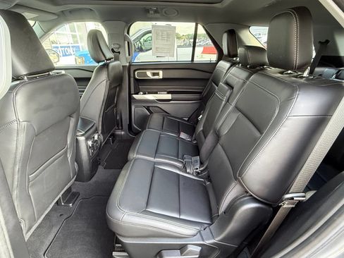 Used 2022 Ford Explorer XLT w/ Equipment Group 202A AWD/4WD image 14