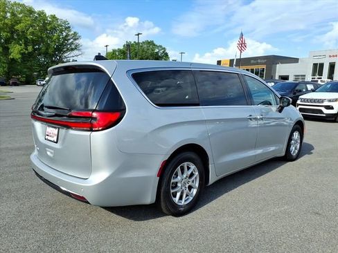 Used 2023 Chrysler Pacifica Touring-L FWD image 6