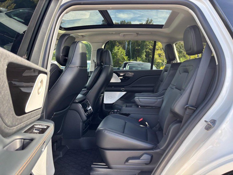 Certified 2026 Lincoln Aviator Reserve AWD/4WD image 12