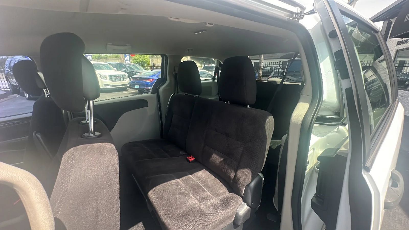 Used 2014 Dodge Grand Caravan American Value Package FWD image 26