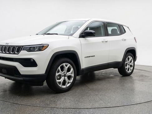 Used 2025 Jeep Compass Latitude AWD/4WD image 3