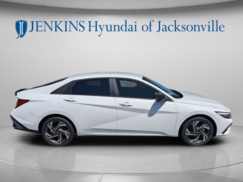 New 2025 Hyundai Elantra SEL FWD image 2
